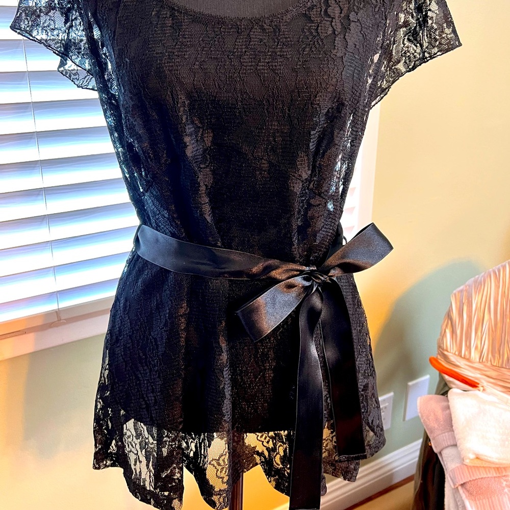 Black lace H&M top with black ribbon belt